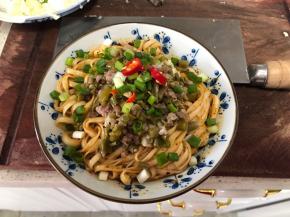 铺上蒜末、豇豆臊子、小米椒、葱花，就可以了。