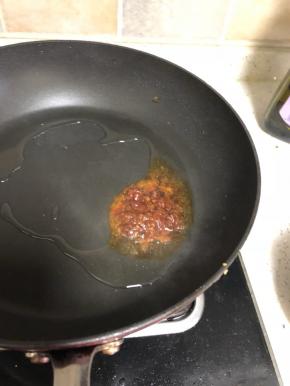 加入适量的油，一点豆瓣酱，炒出红油之后。