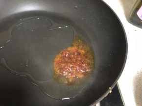 加入适量的油，一点豆瓣酱，炒出红油之后。
