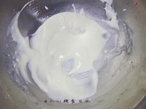 加入50g低粉搅拌，不需要过筛直接搅拌即可