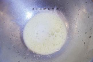 牛奶55g+玉米油40g+盐0.5g搅拌均匀