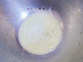 牛奶55g+玉米油40g+盐0.5g搅拌均匀