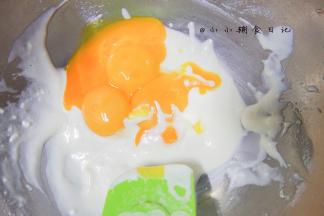 加入蛋黄75g搅拌至没有疙瘩，放一边备用
