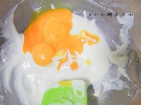 加入蛋黄75g搅拌至没有疙瘩，放一边备用