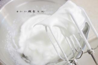 打蛋器打至这样的弯钩状，蛋白细腻有光泽