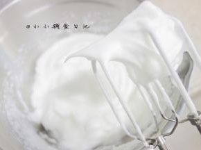 打蛋器打至这样的弯钩状，蛋白细腻有光泽