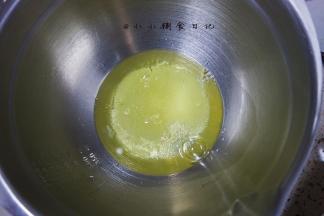 冷藏的蛋白放入无水无油的容器+40g