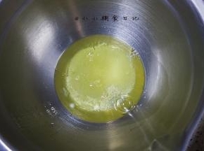 冷藏的蛋白放入无水无油的容器+40g
