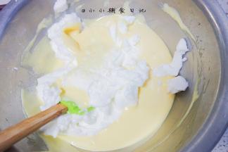 分两次将蛋白拌入蛋黄糊内