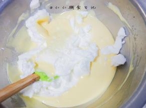 分两次将蛋白拌入蛋黄糊内
