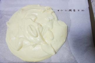 准备一个28*28或者长方形的不粘烤盘，底部要铺一层油纸