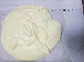 准备一个28*28或者长方形的不粘烤盘，底部要铺一层油纸