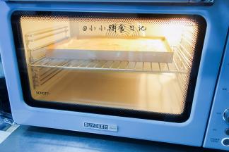 烤箱预热180度烤25分钟左右