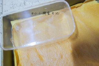 取出晾凉后用盒子压出蛋糕片备用