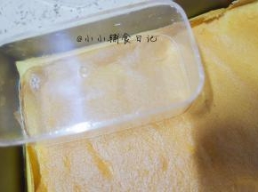 取出晾凉后用盒子压出蛋糕片备用