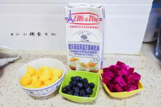准备好各种水果跟奶油备用