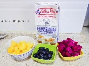 准备好各种水果跟奶油备用