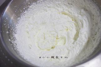 奶油250g+25g白糖打至图片有纹路的状态，夏天要坐一盆冰水降温，不然奶油容易化