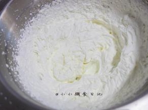 奶油250g+25g白糖打至图片有纹路的状态，夏天要坐一盆冰水降温，不然奶油容易化