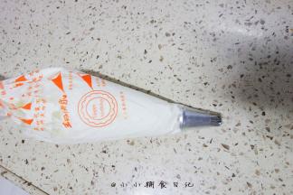 选择一个自己喜欢的花嘴装上去再把奶油装入裱花袋里，