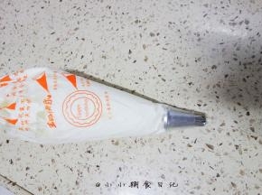 选择一个自己喜欢的花嘴装上去再把奶油装入裱花袋里，
