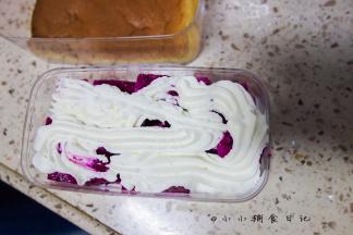 中间放一些水果再把奶油铺平