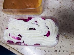 中间放一些水果再把奶油铺平