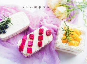 最上面裱上奶油加水果就完成了