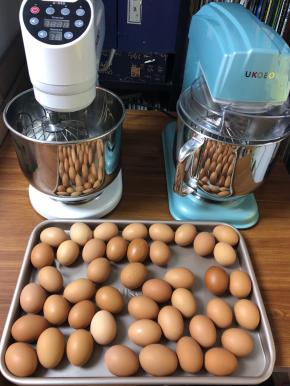 首先说鸡蛋的问题，我用的是大号的鸡蛋65克+的，中号也没问题，这个配方是做两个定制烤盘的量，一个烤盘的量在上边介绍中给出了克数，蛋白比较多，建议用厨师机来操作，否则的话可以分批打