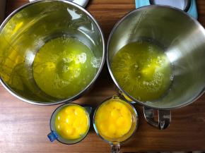 我分成了2部分同时操作，首先分离蛋白和蛋黄，蛋白盆子保证无水无油