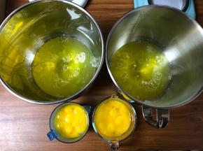 我分成了2部分同时操作，首先分离蛋白和蛋黄，蛋白盆子保证无水无油