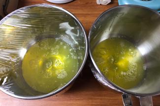 先处理蛋黄糊，蛋白盆盖保鲜膜，放空调的房间或者冰箱冷藏