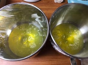 先处理蛋黄糊，蛋白盆盖保鲜膜，放空调的房间或者冰箱冷藏