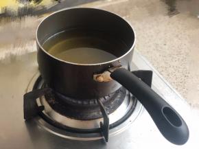 油加热至起非常小的泡泡即可