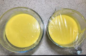 下面去打发蛋白，蛋黄糊盖保鲜膜备用