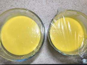 下面去打发蛋白，蛋黄糊盖保鲜膜备用
