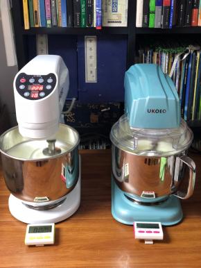 高档打发4分多钟左右，湿性发泡，提起打蛋头有个大弯钩，蛋白非常细腻，就可以了