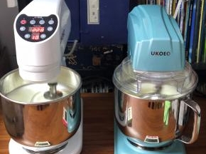 高档打发4分多钟左右，湿性发泡，提起打蛋头有个大弯钩，蛋白非常细腻，就可以了