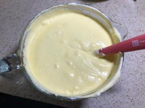 取出三大勺蛋白加入蛋黄糊中翻拌均匀