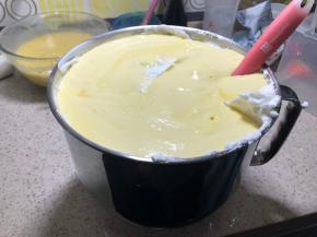 再倒回蛋白盆中…（有点多最开始是不太好搅匀，后来就好搅和了）翻拌搅匀