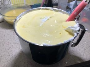 再倒回蛋白盆中…（有点多最开始是不太好搅匀，后来就好搅和了）翻拌搅匀