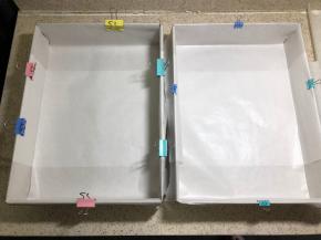 准备烤盘铺好油纸，夹子固定