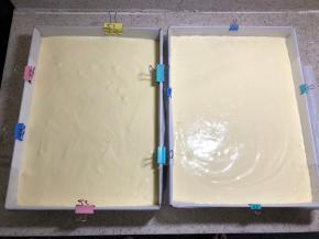 倒入面糊，轻磕，震出气泡