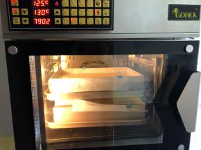 预热到位，把烤盘放入风炉中，在大烤盘中加些凉水