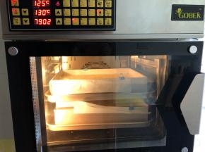 预热到位，把烤盘放入风炉中，在大烤盘中加些凉水