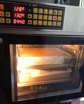 上色非常好，烘烤结束后，把温度升至160度，烘烤10分钟左右，如果上色严重可以缩短时间，这一步目的是把表皮烤硬些，避免皱皮