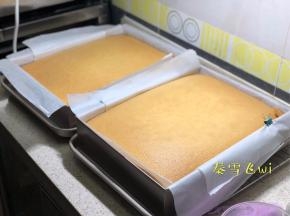 然后提起四角的油纸将蛋糕取出，这一步最好2人完成，一个人也可以，容易把蛋糕弄褶皱