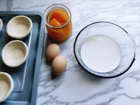 准备食材，如果没有黄桃罐头的话，用新鲜黄桃也可以！