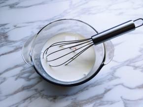 将牛奶倒入器具中，加入鸡蛋，用手动打蛋器打散。