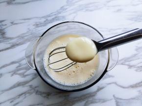 加入炼乳。（没有炼乳用白砂糖也可以）